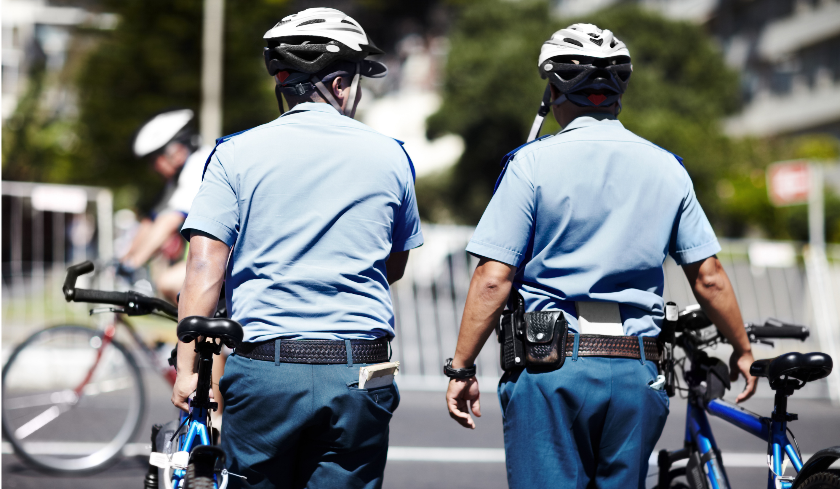 Übertriebene Kontrolle der Fahrradhelmgesetze zielt auf gefährdete Radfahrer